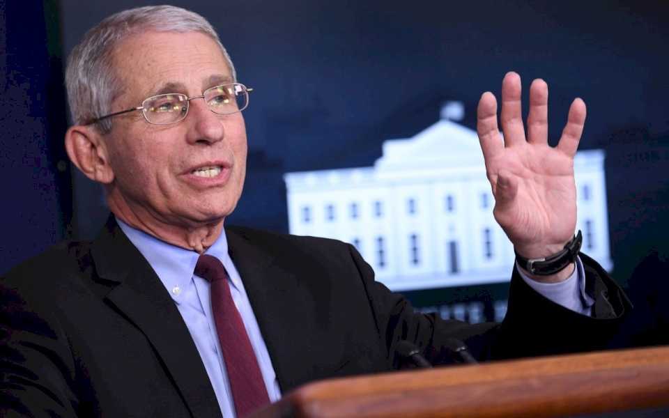 خبير أمريكي يضم موعداً متشائماً لعودة الحياة الطبيعية