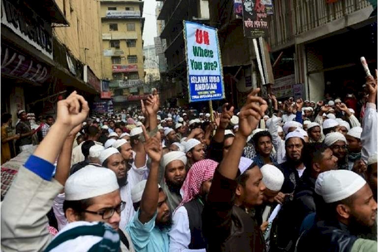ضرب رجل حتى الموت وحرقه في بنجلادش بعد اتهامه بتدنيس القرآن