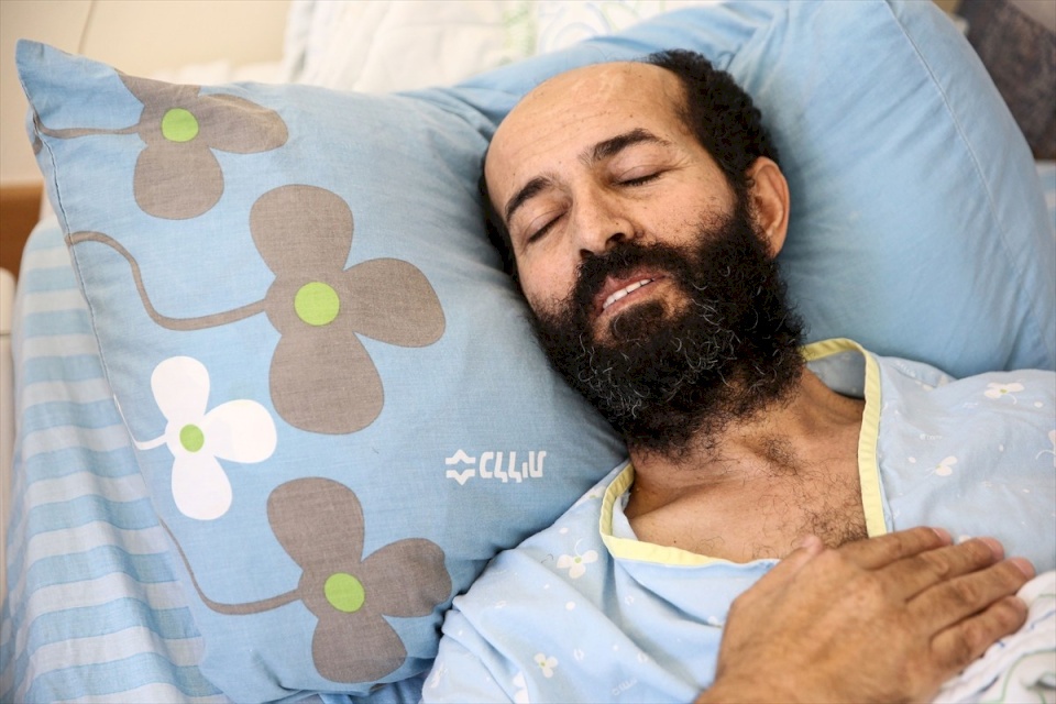 الأسير الأخرس: آلام في القلب وتشنجات بعد 97 يوماً من الإضراب