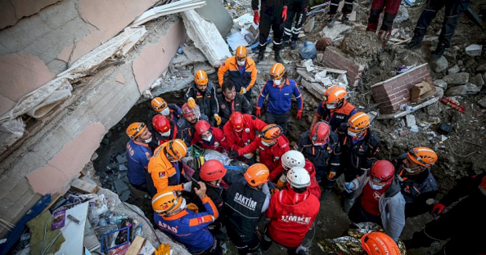 فيديو: قضوا 23 ساعة تحت أنقاض الزلزال.. إنقاذ أم وأطفالها الثلاثة في إزمير التركية 