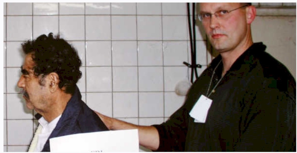 مات بينما كان يتمشى مع كلبه.. وفاة عميل الـFBI الذي قبض على صدام حسين