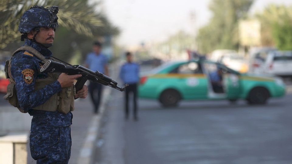 العراق: اعتقال رجلين هتكا عرض طفلة يتيمة