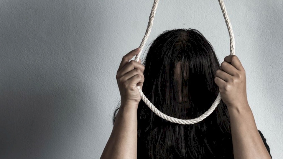 حدث بغزة..فتاة 15  عاما  تشنق نفسها بواسطة حبل بمنزلها!