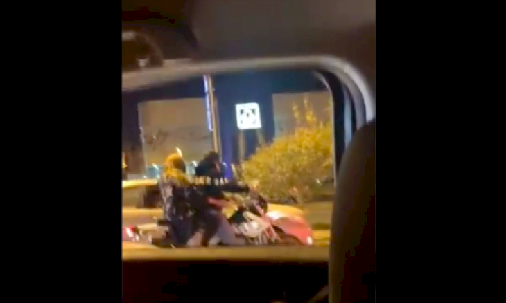 فيديو- اعتقال سعودية أشهرت سلاحها على أحد المارة في الشارع