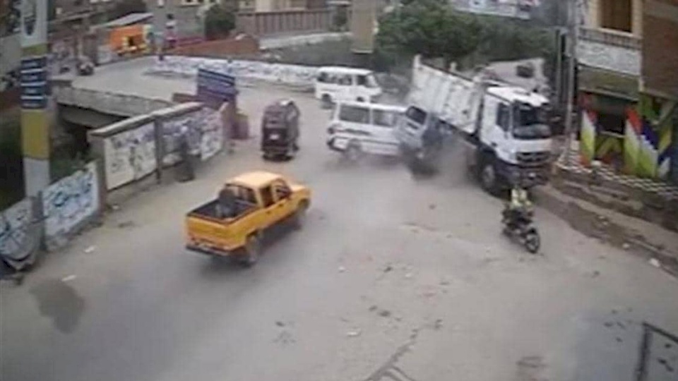 فيديو- مصر: حادث سير مروع لحافلة طلاب يدمي القلوب