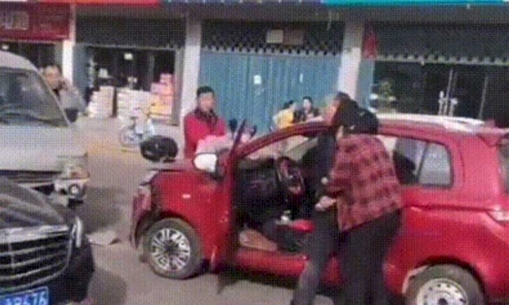 (فيديو) الصين.. رجل يضرب زوجته حتى الموت وسط الشارع أمام أعين المارة