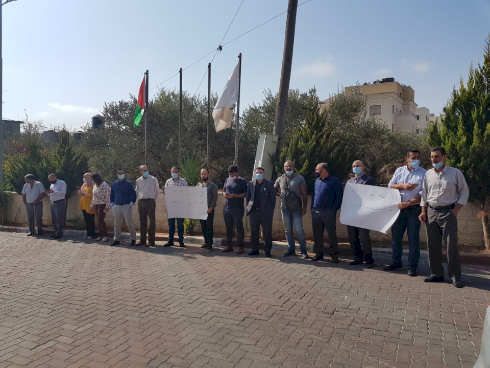 احتجاجاً على قرارات تعسفية.. موظفون يعتصمون أمام مقر وزارة الاتصالات والوزارة ترد