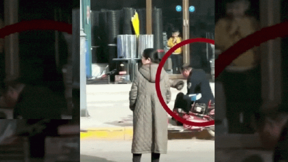فيديو: رجل يضرب زوجته حتى الموت أمام المارة في الشارع