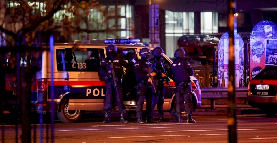 هجوم النمسا..تجول المسلحون بالشوارع وقتلوا كل من رأوه والخلية متهمة انها داعشية