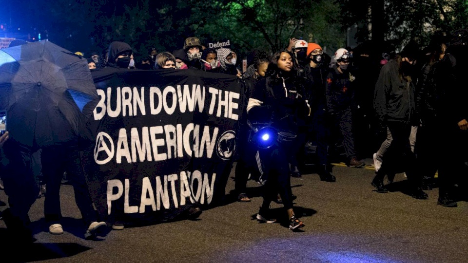 (فيديو) تظاهرات سلمية "حتى الآن" في عدد من الولايات الأمريكية