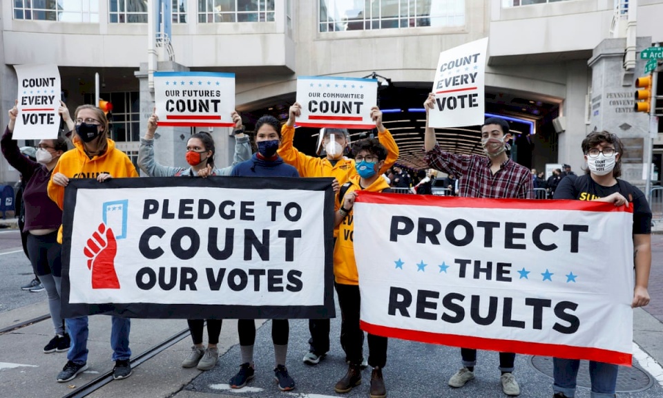 (شاهد) أمريكا تشهد تظاهرات متضادة.. "أوقفوا الفرز" بمواجهة "احتساب كل صوت"