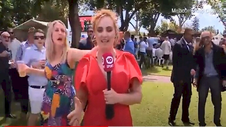 استراليا..شاهد فيديو لتحرش سافر بمراسلة تلفزيونية