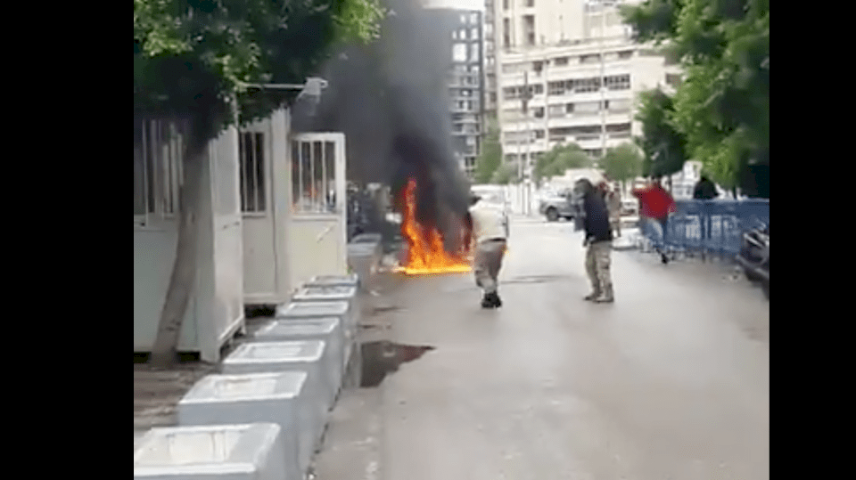 فيديو: لبناني يشعل النار في نفسه