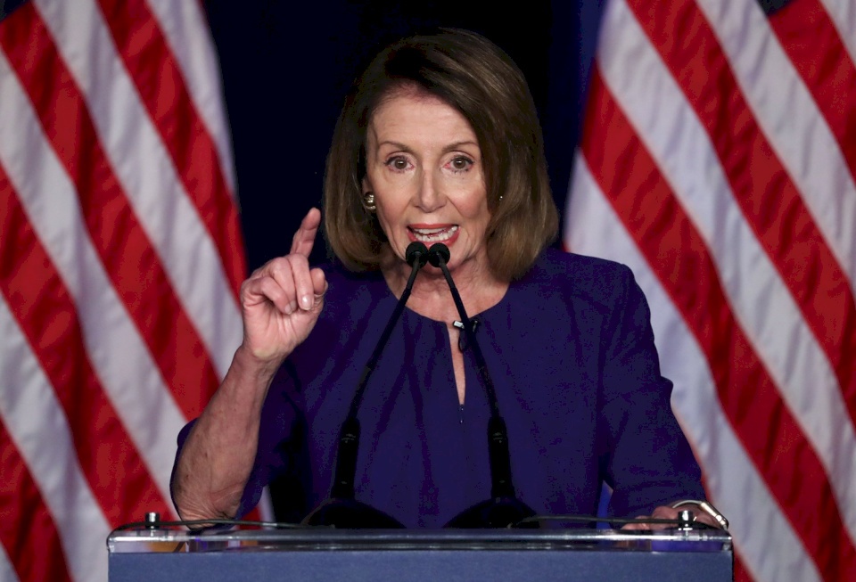 بيلوسي: نخشى الضرر الذي سيحدثه ترامب قبل تسليم السلطة