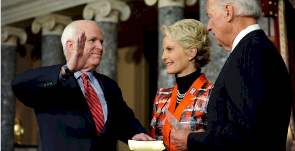 “انتقام ماكين الأخير”.. كيف أدى تطاول ترامب عليه بعد وفاته لتحول ولاية أريزونا لساحة معركة؟