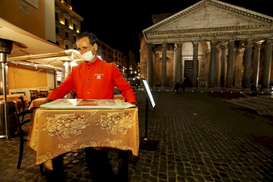 لمواجهة "طفرة" كورونا.. أوروبا تسير نحو الإغلاق التام