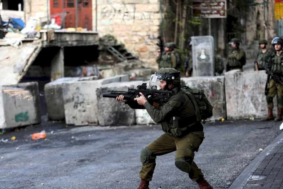 الخليل: إصابة شاب بالرصاص الحي في الساق