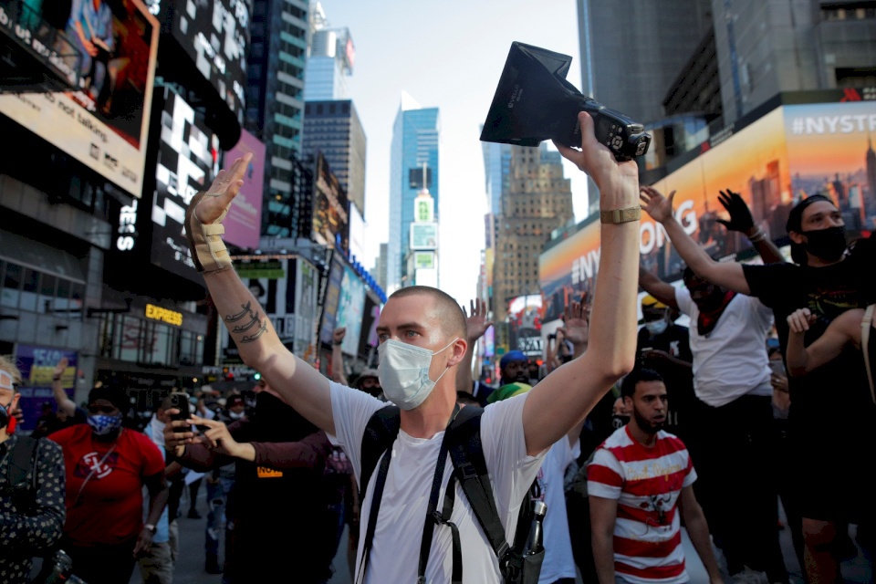 تحوّل خطير: إطلاق نار على مظاهرة في أمريكا