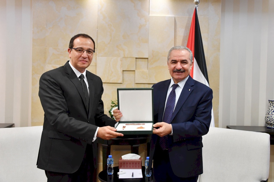 لماذا قلّد الرئيس سفير مصر وسام "نجمة القدس"؟