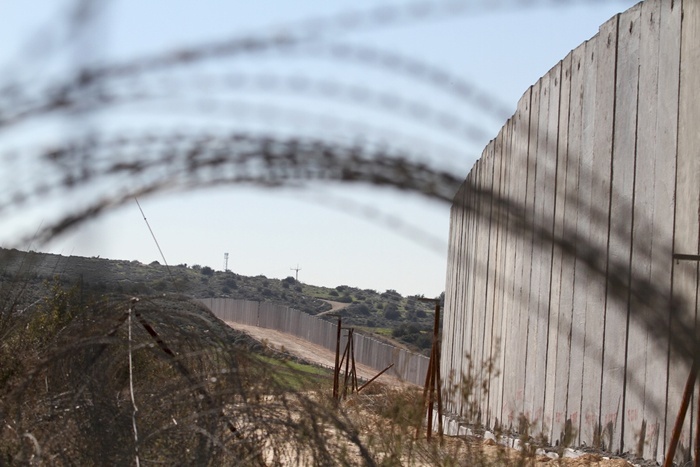 الاحتلال يصيب شابا بالرصاص قرب جدار الفصل جنوب جنين