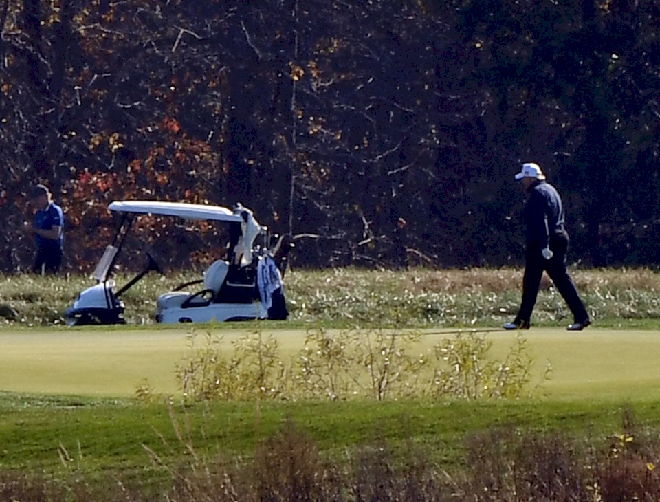 بين الهاتف وعصا الغولف.. فيديو لترامب في "لحظات الهزيمة"