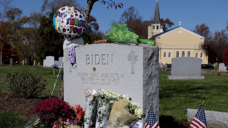 فيديو: بايدن يزور قبر من شجعه على خوض الانتخابات