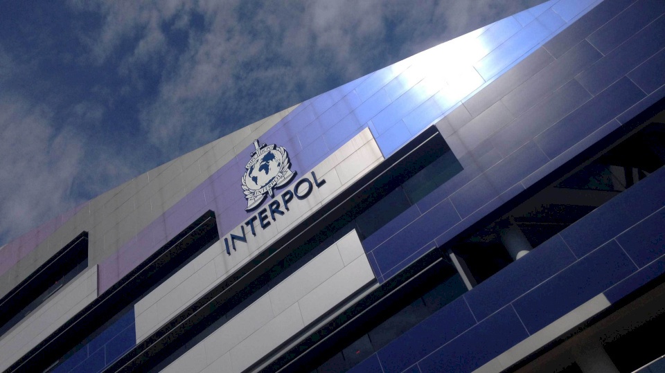 انتربول فلسطين يتسلم متهماً بالاحتيال بمبلغ مليون دولار