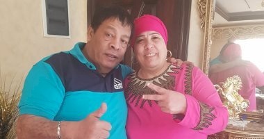 مطرب مصري مشهور يثير الجدل بإعلان وفاة شقيقته وهي حية ترزق