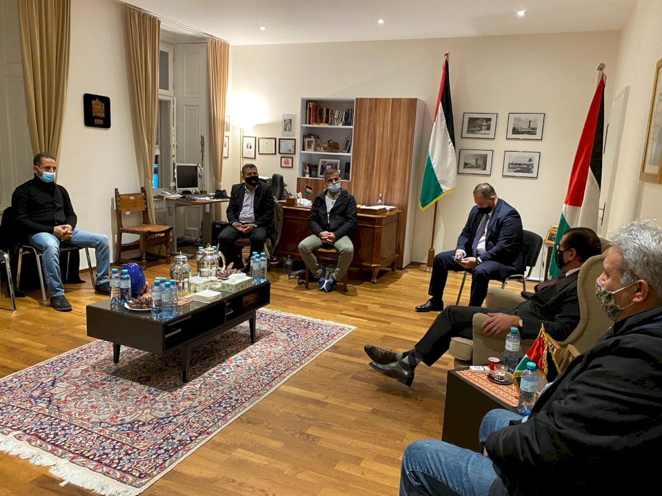 سفراء ومسؤولون يقدمون التعازي بوفاة عريقات في سفارة فلسطين بالنمسا