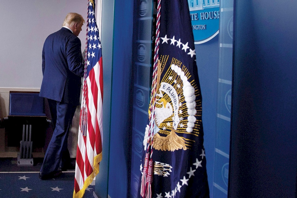 إثارة الانتخابات الأمريكية مستمرة.. استطلاع يشير لإمكانية فوز ترامب!