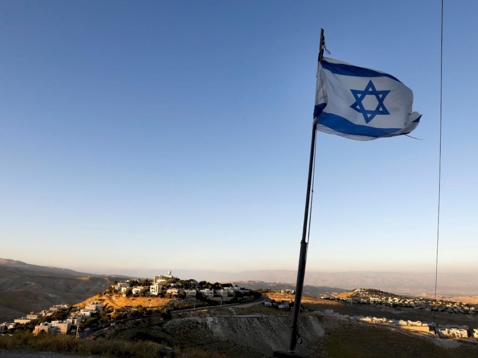 إسرائيل: هذا معنى الخطين الأزرقين في علمنا