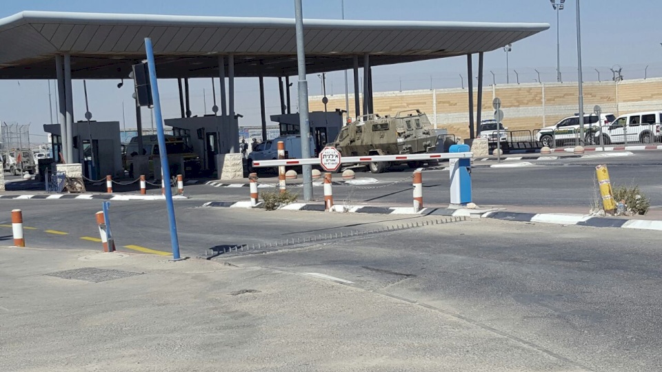 المقدسيون يعبرون للضفة رغم بدء سريان قرار المنع