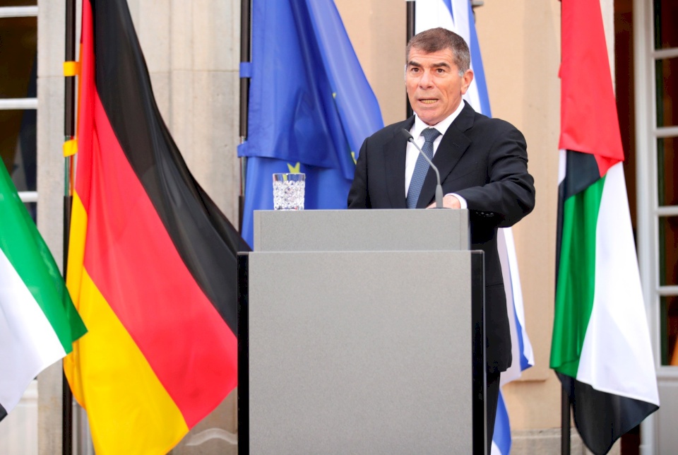 اسرائيل تشتري بالمال موافقات الدول على نقل سفاراتها للقدس 