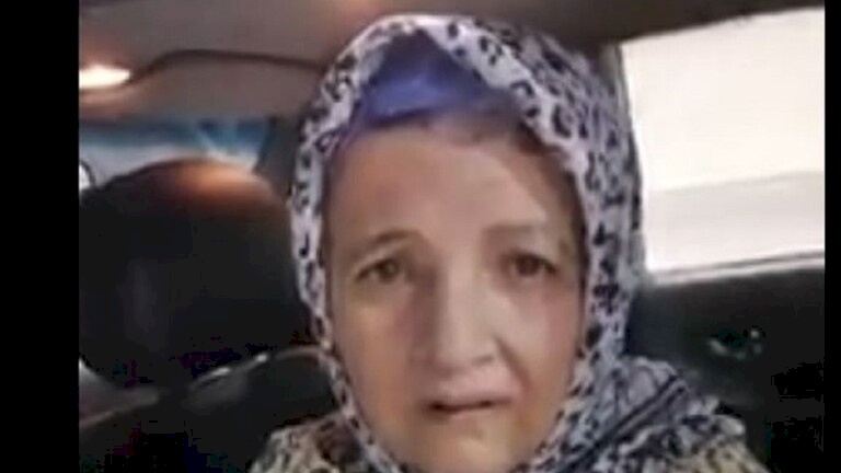 مصر.. السيدة التي أجبرها ابنها على الزحف تظهر في فيديو وتبكي بشدة