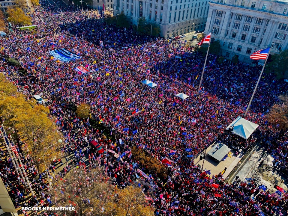 فيديو: ترامب يخرج بـ"الوحش" لتحية مؤيديه!