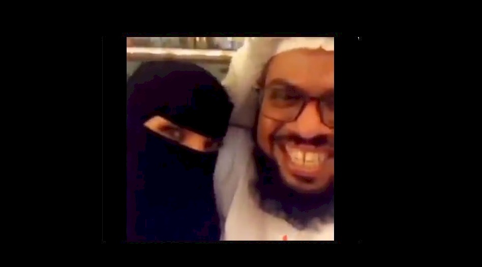 قبلات ساخنة وأحضان بين شيخ سعودي وامرأة منقبة !