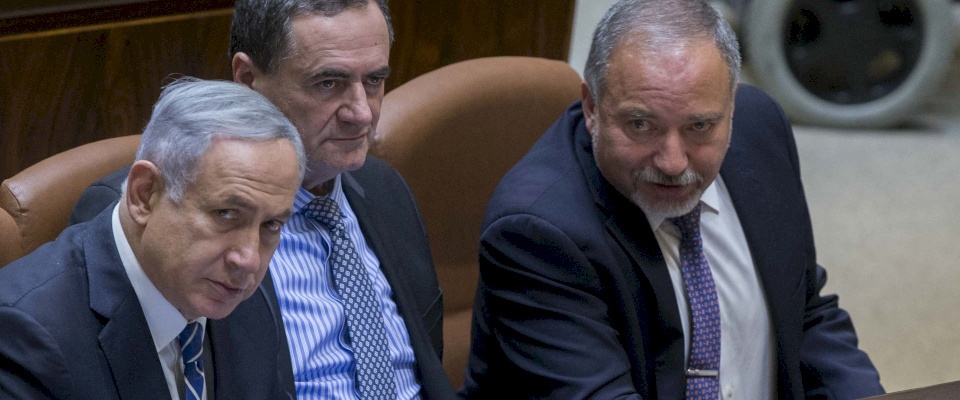 وزير اسرائيلي يهدد غزة وليبرمان يتهم حكومته بالفشل أمام  المقاومة