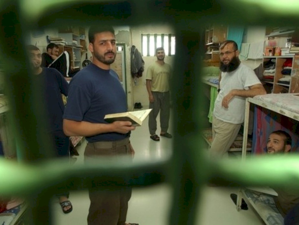  400 أسير يجتازون امتحان الثانوية العامة في الأسر