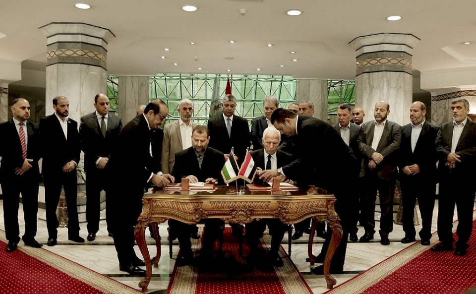 صحيفة تكشف: هذا ما يتم بحثه بين قيادتي فتح وحماس في القاهرة