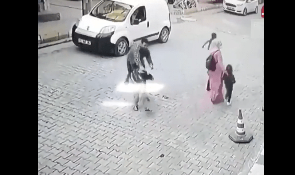 فيديو.. شاب تركي يعتدي بالضرب المبرح على طفل سوري لاجئ