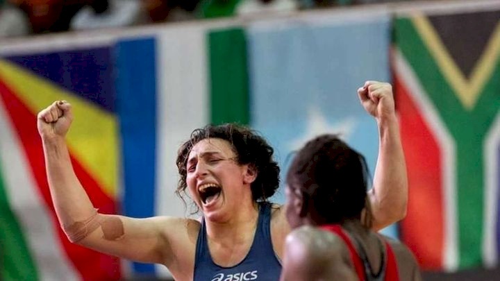 صور: لاعبة منتخب مصر للمصارع تتعرض للضرب المبرح من مدربها!