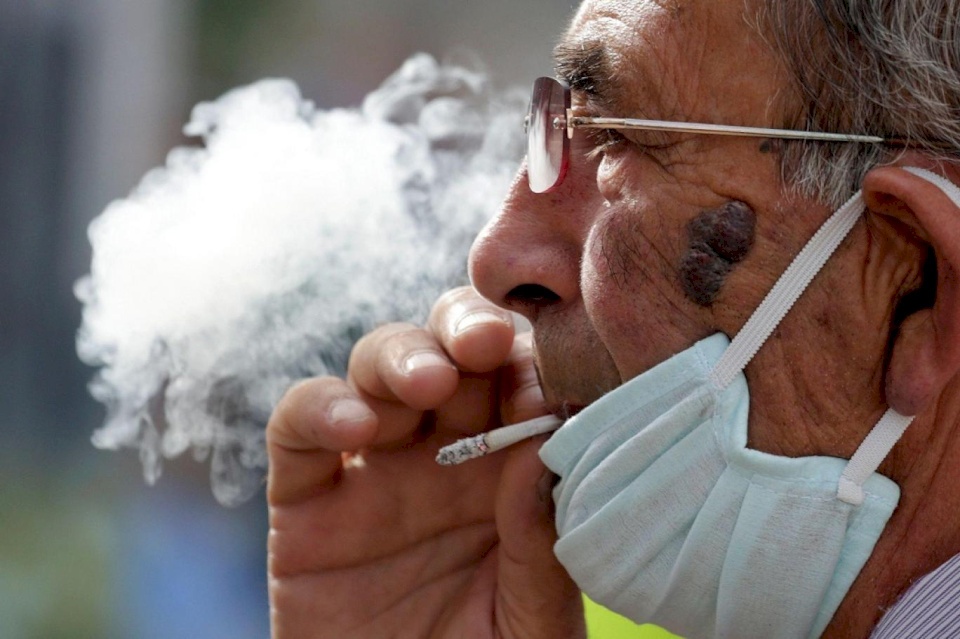 العلماء يكشفون العلاقة بين التدخين والإصابة بكورونا