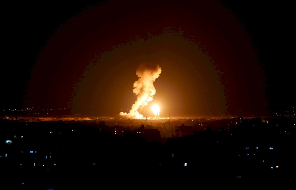 مدفعية الاحتلال تقصف موقعاً بغزة بعد سقوط قذيفة بعسقلان