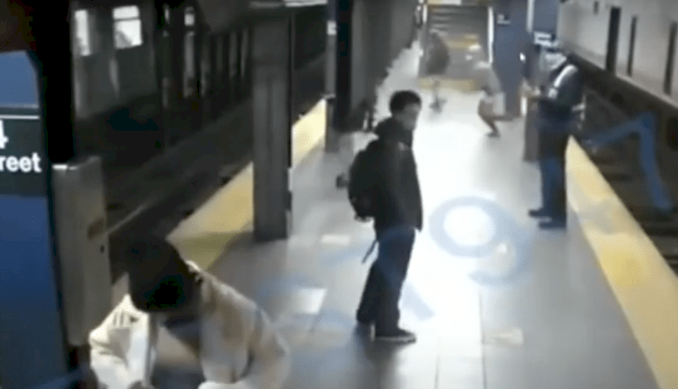 فيديو مرعب: شاب يدفع امرأة للموت تحت قطار