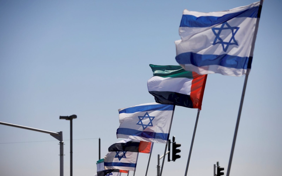 إسرائيل "تعزز العلاقات" باتصال مع البحرين ولقاء مع الإمارات