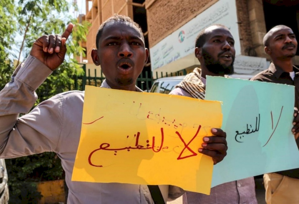 خلافاً لرغبة نتنياهو.. غانتس منع مشاركة ضباط بالجيش في وفد زار السودان