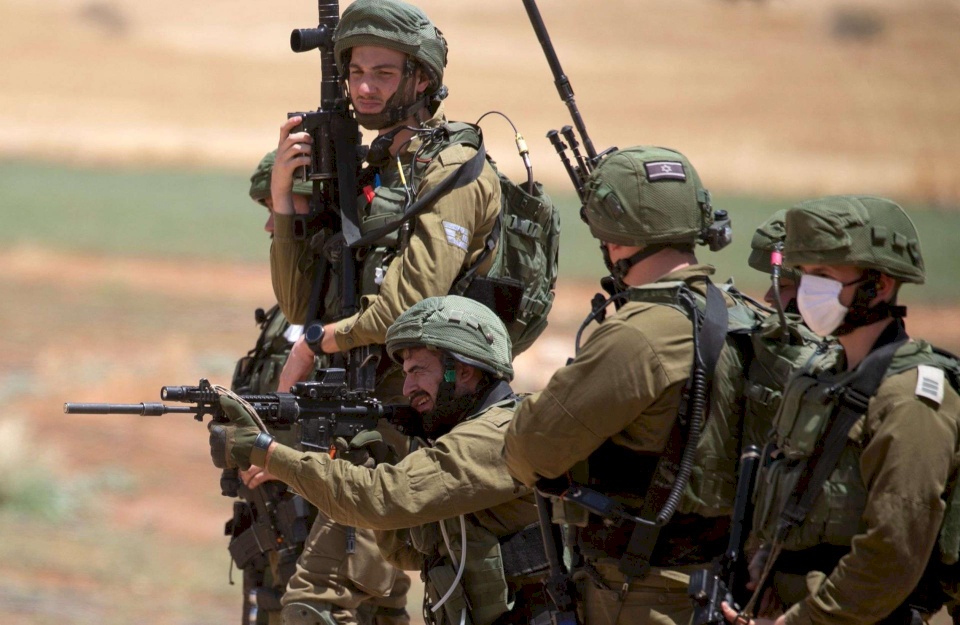 هآرتس: إسرائيل تحذر مسؤولين أمنيين من اعتقالهم في الخارج