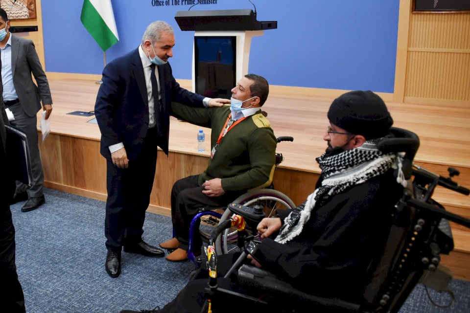 اشتية: تخفيض مساهمة ذوي الإعاقة بالتأمين الصحي بنسبة 5%