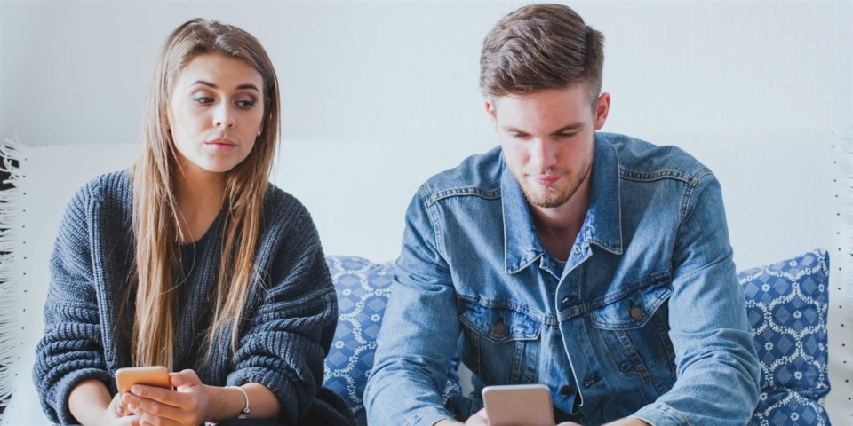 دار الإفتاء: تجسس الزوج على هاتف زوجته حرام شرعاً !