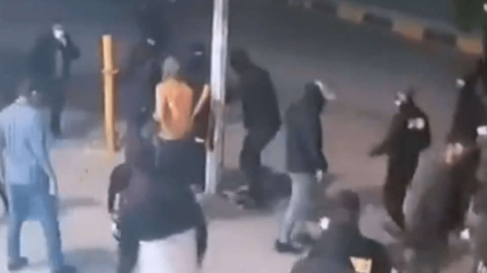 ميليشيا عراقية تتفلت.. شاهد "ربع الله" تضرب نساء في بغداد